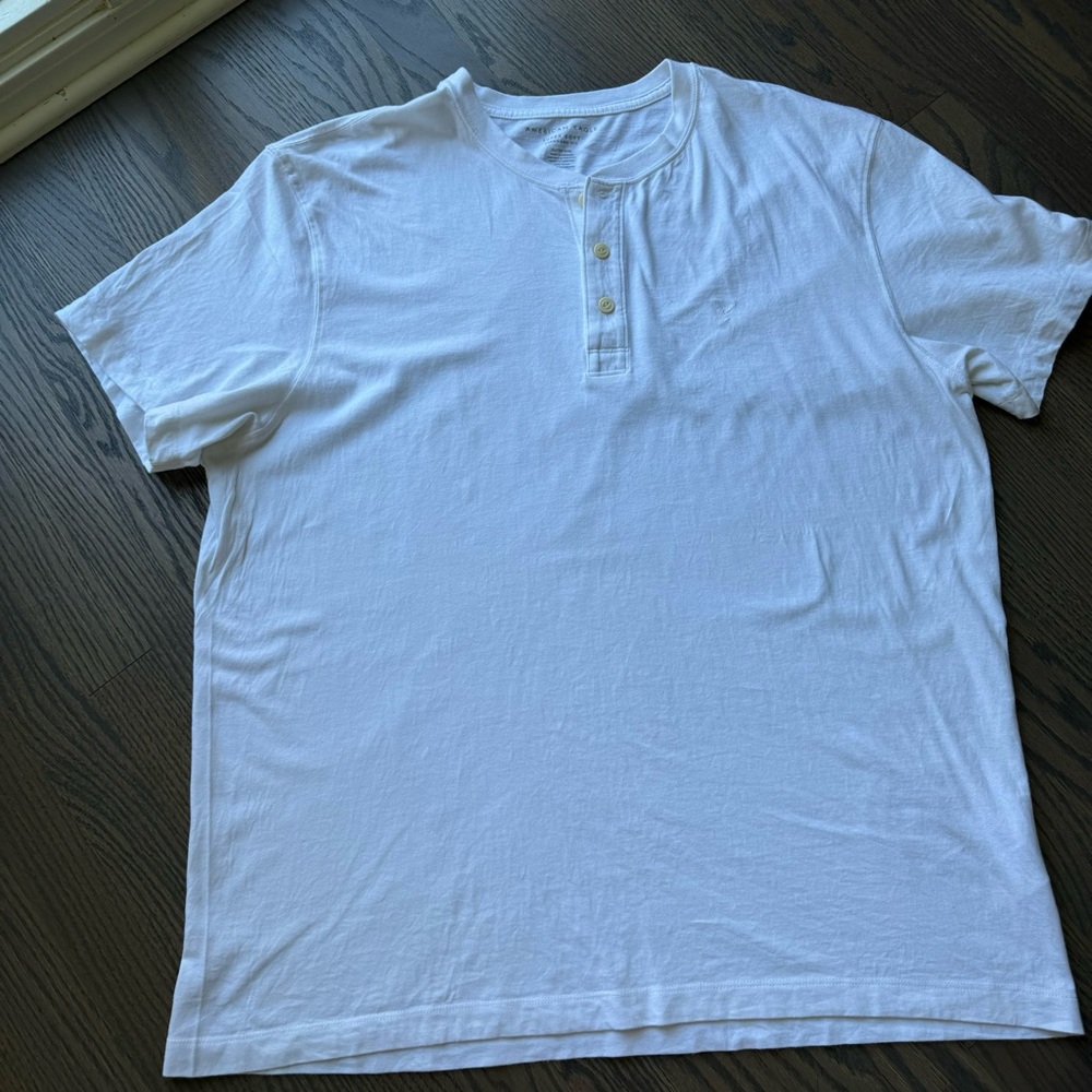 Preowned Men’s American Eagle Super Soft Tshirt. White. Size XL